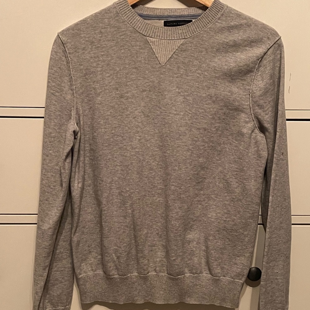 BANANA REPUBLIC SMALL GREY SWEATSHIRT. LIKE NEW, NO HOLES, RIPS, OR TEARS.